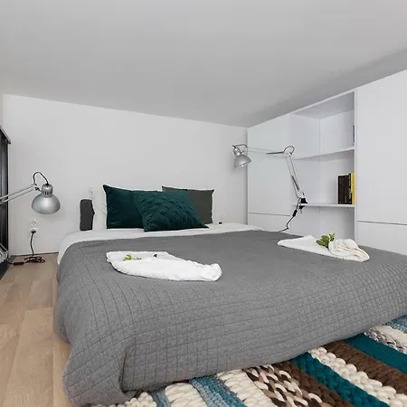 Golden Studio In The Old Town Apartment *
